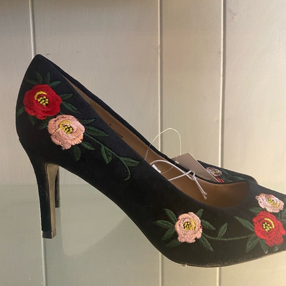 Chic Black Floral Embroidered Heels Size 8 - Picture 2 of 3